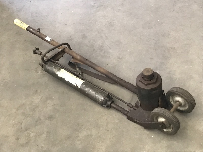 lot 61 image: Heavy Duty Comercial Pneumatic Bott...
