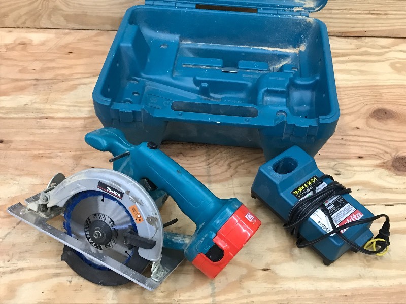 lot 40 image: Makita 18Volt Cordless Circular Saw...
