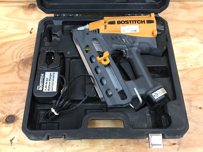 lot 47 image: Bostitch F28WW Wire Weld 28-Degree ...