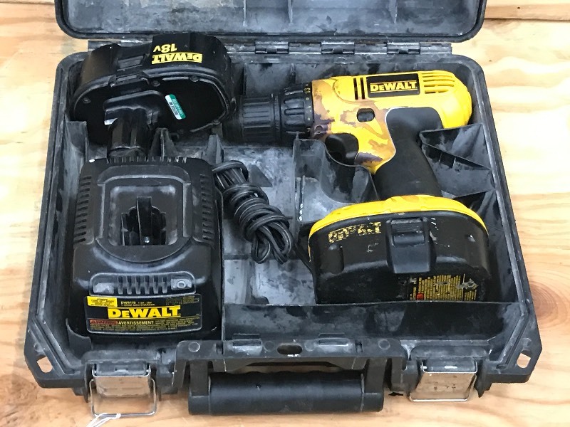lot 52 image: DeWalt 18Volt 12 VSR Drill Set Wi...