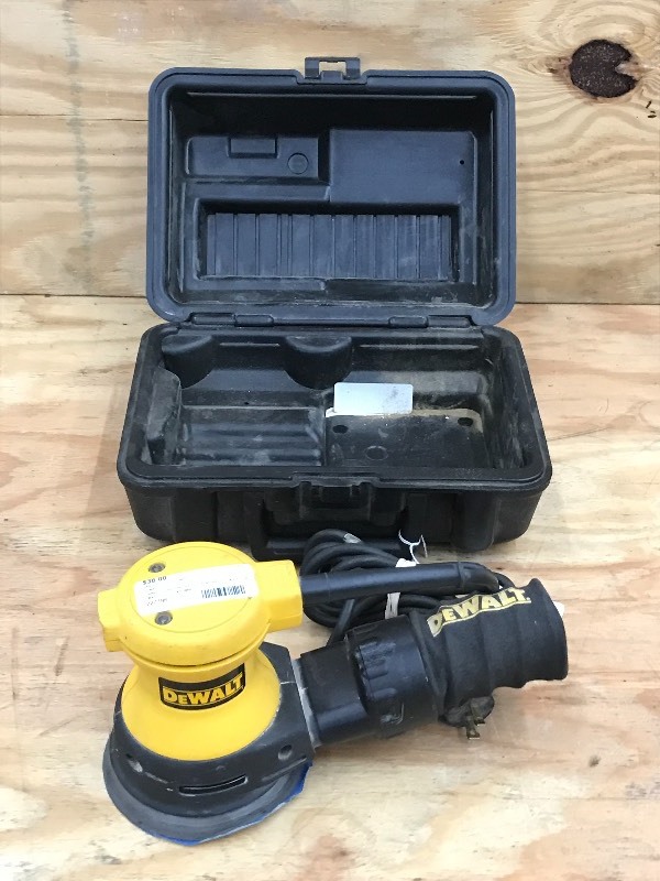 lot 111 image: DeWalt DW421 Random Orbit 5 Palm S...