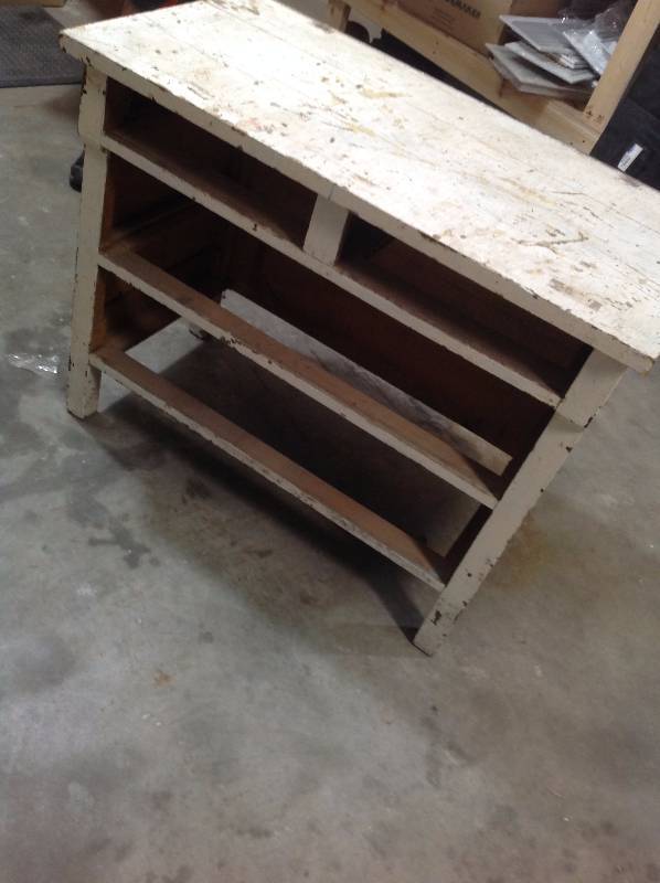 lot 11 image: Small Dresser