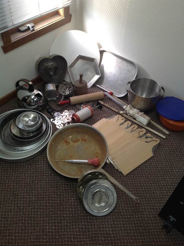 lot 31 image: Large Lot of Kitchen Items, Baking and Cooking