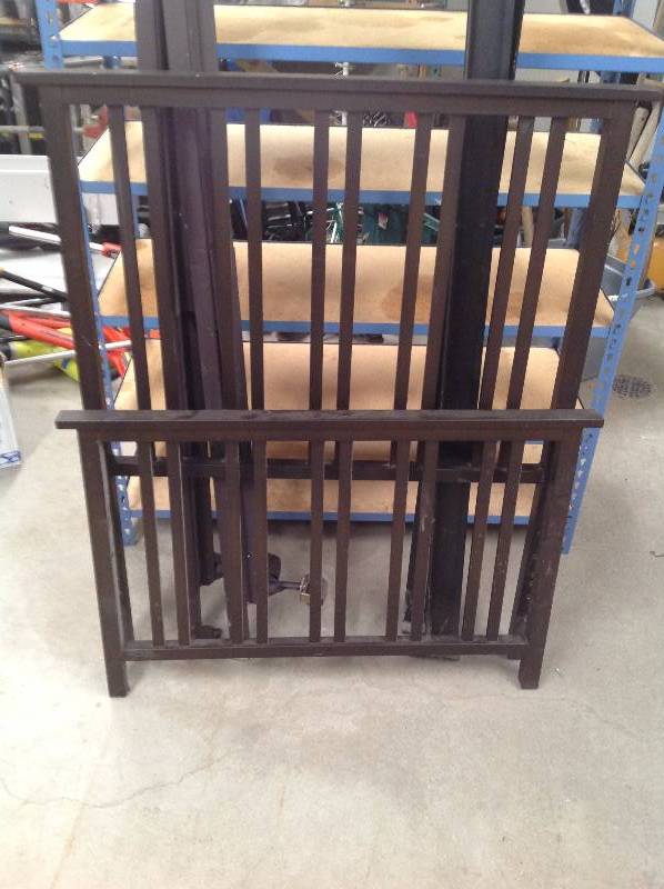 lot 97 image: Metal Twin Bed