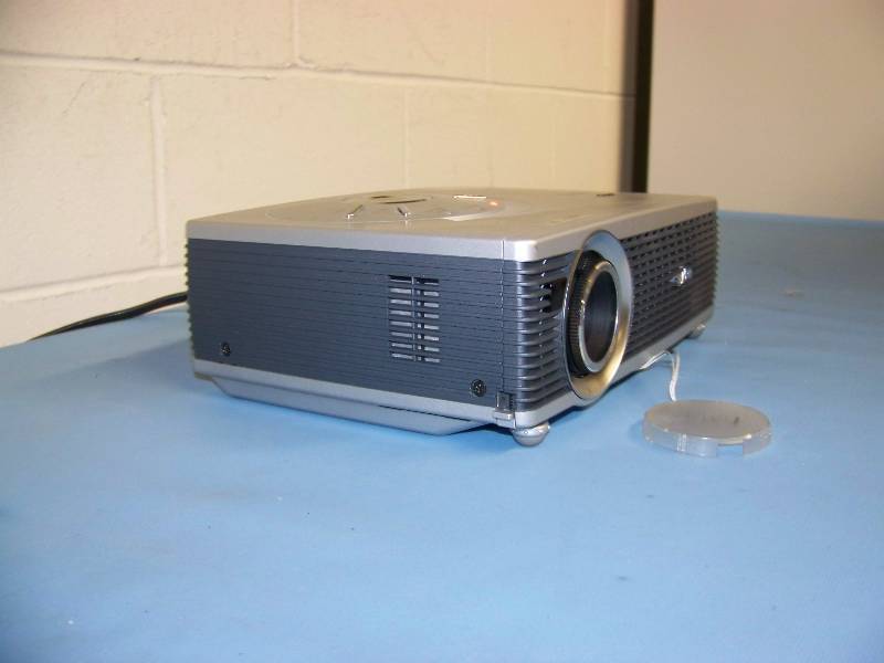 lot 30 image: Sanyo, PLC-SW30, LCD Projector