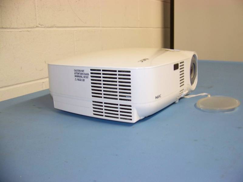 lot 28 image: NEC, VT580, LCD Projector