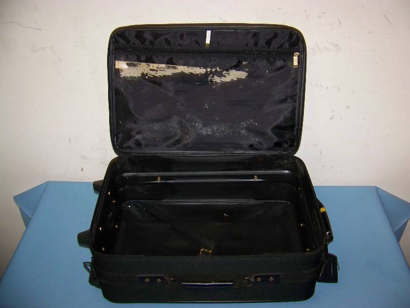 lot 135 image: Small, Carry On, Suitcase with Small Pad Lock, Keys, Wheels and Telescoping Handle