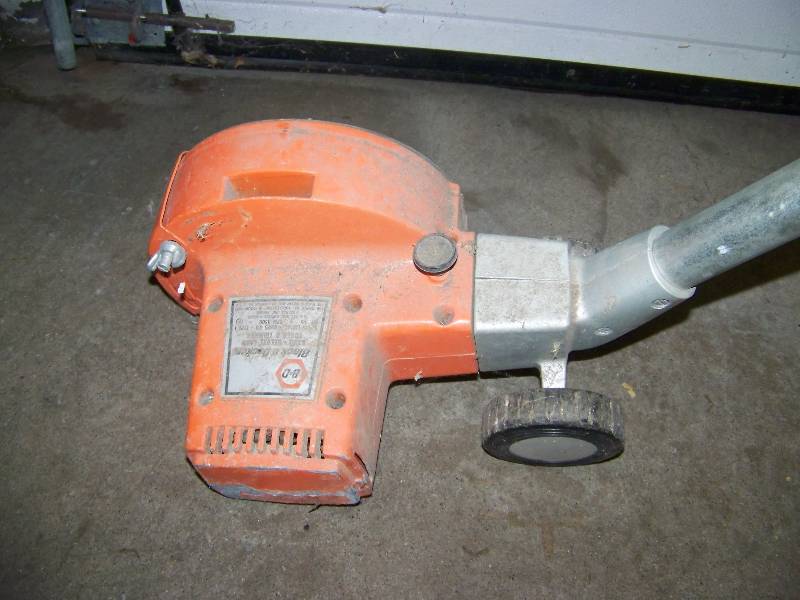 lot 141 image: Black and Decker, Electric, Deluxe Lawn Edger and Trimmer