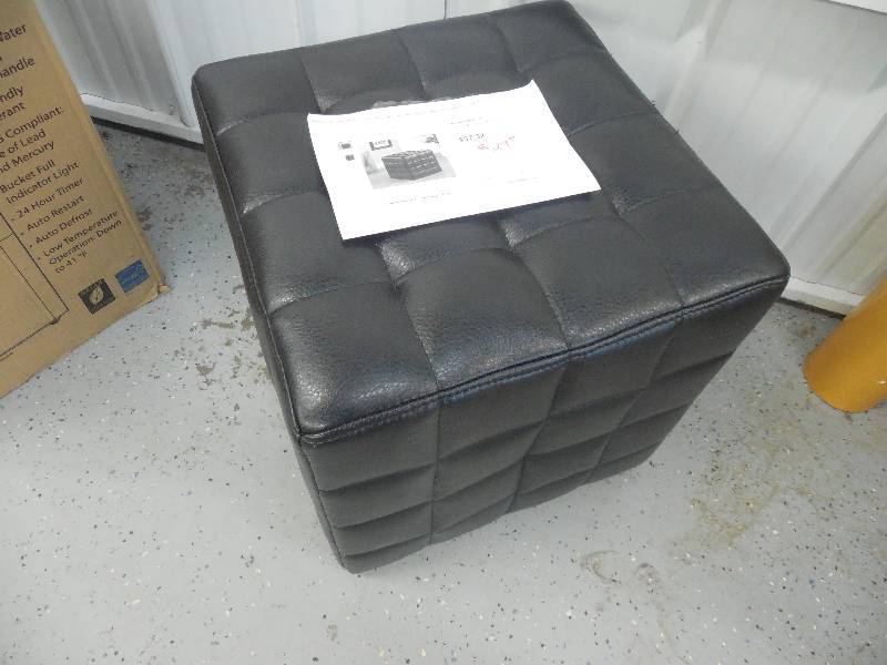 lot 24 image: BLACK ACCENT OTTOMAN