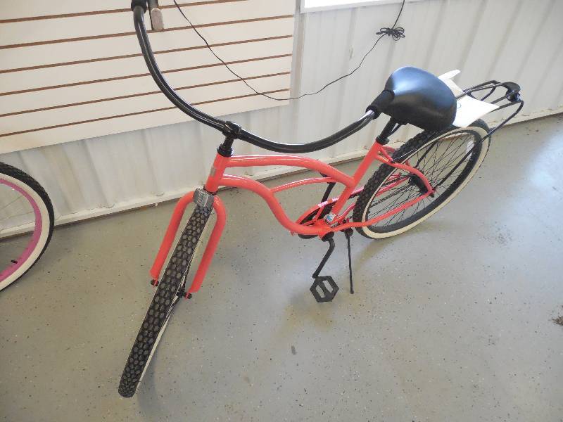 lot 33 image: AROUND THE BLOCK WOMENS 1 SPEED BICYCLE