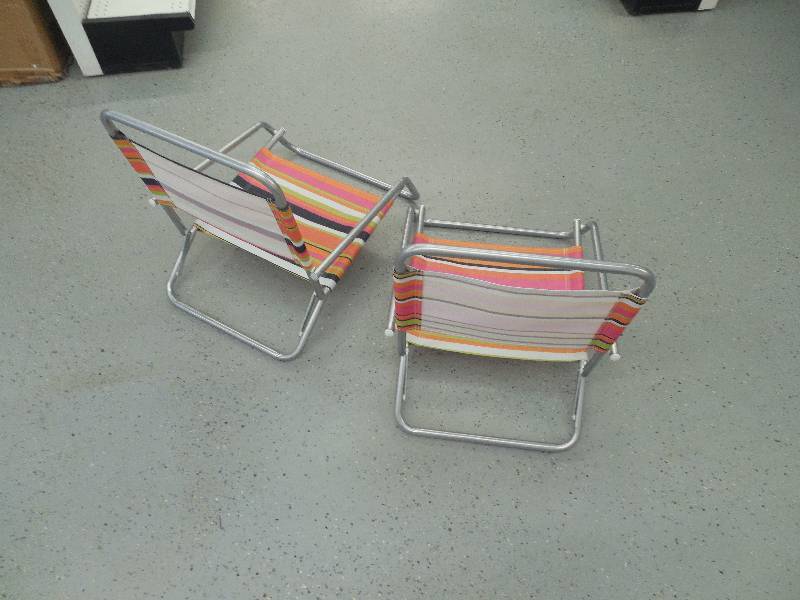 lot 174 image: (2) FOLDEABLE BEACH CHAIRS