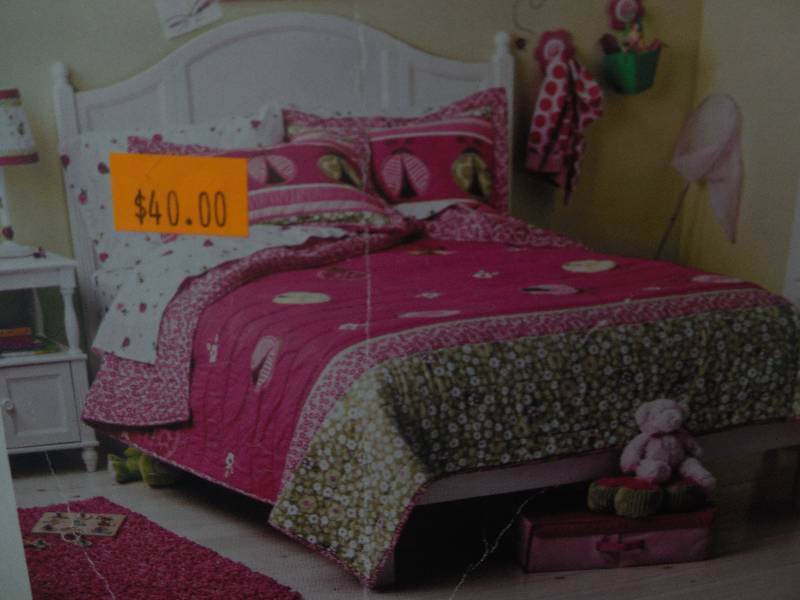 lot 123 image: CIRCO FULLQUEEN QUILT AND SHAMS SET