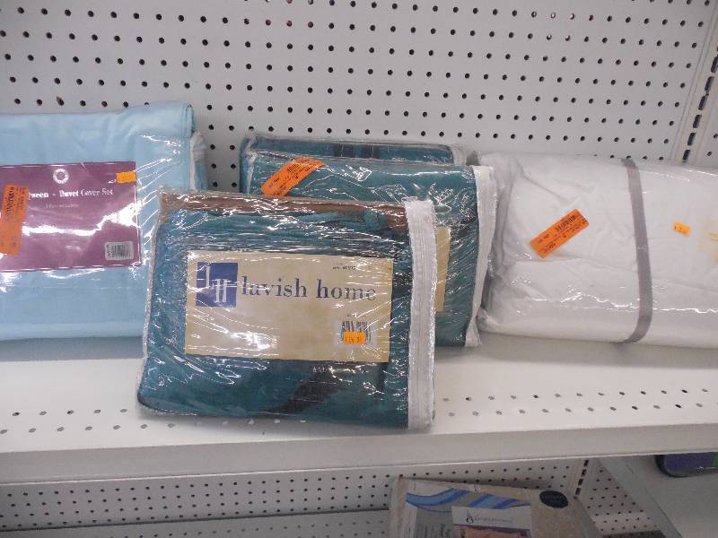 lot 137 image: BEDDING LOT