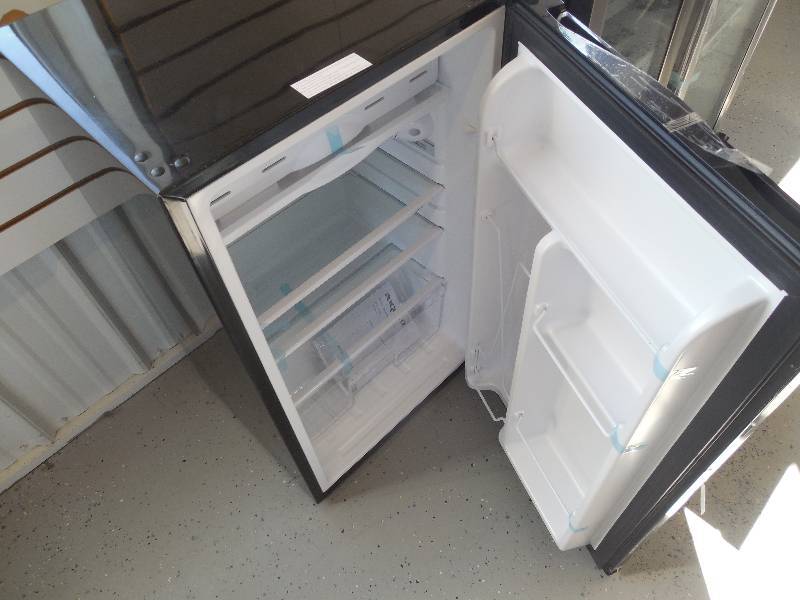 lot 143 image: IGLOO 3.2 CUBIC FOOT MINI FRIDGE