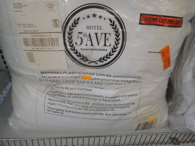 lot 126 image: FULLQUEEN WHITE COMFORTER
