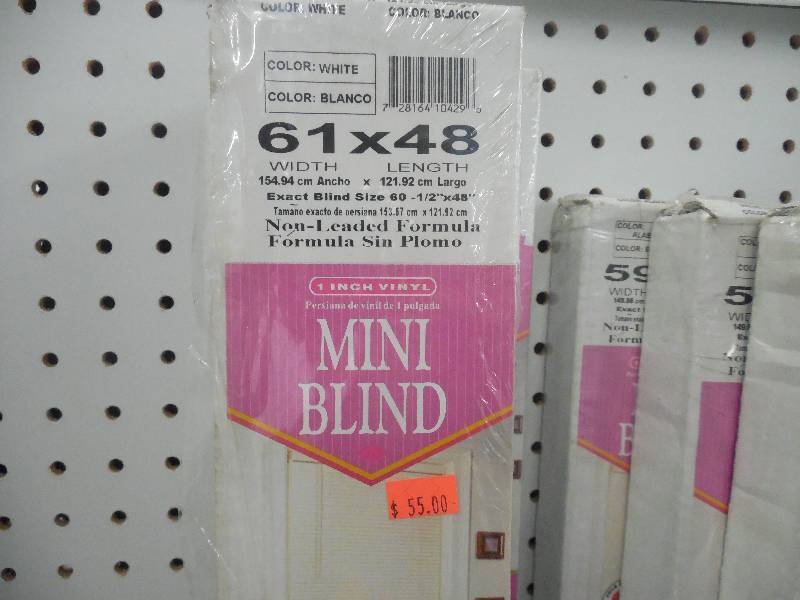 lot 189 image: White Vinyl 61-inch to 70.5-inch Wide 1-inch Blind