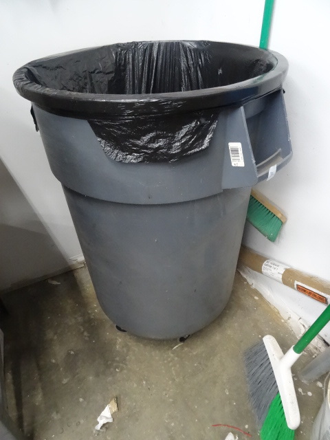 55 gal brute garbage can on wheels....
