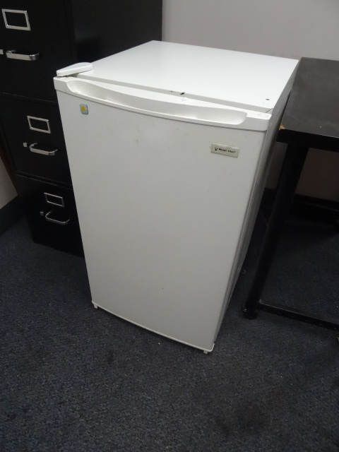 Magic Chef model MCBR440W refrigera...