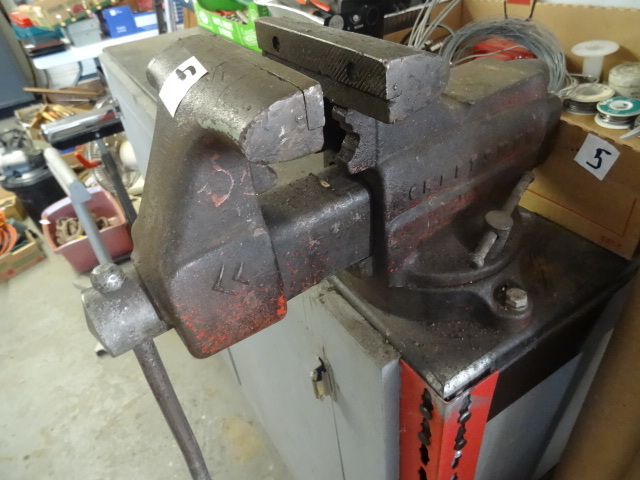 lot 4 image: Heavy duty 5 Craftsman vise. Swive...