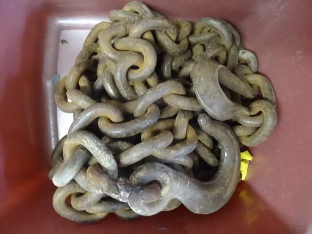 lot 13 image: Extremely heavy duty log chain. Wit...