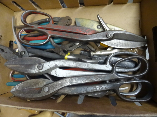 lot 34 image: Misc pliers and tin snips...