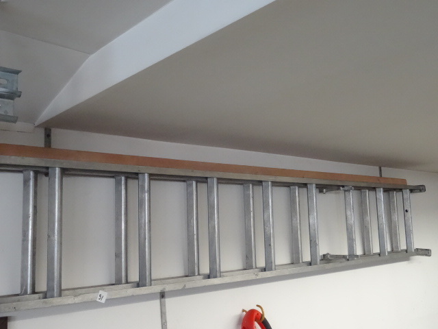 lot 51 image: 16 extension ladder...