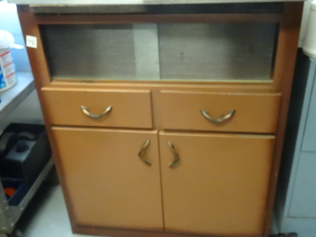 lot 73 image: Metal cabinet. 2 door. 2 drawer. 2 ...