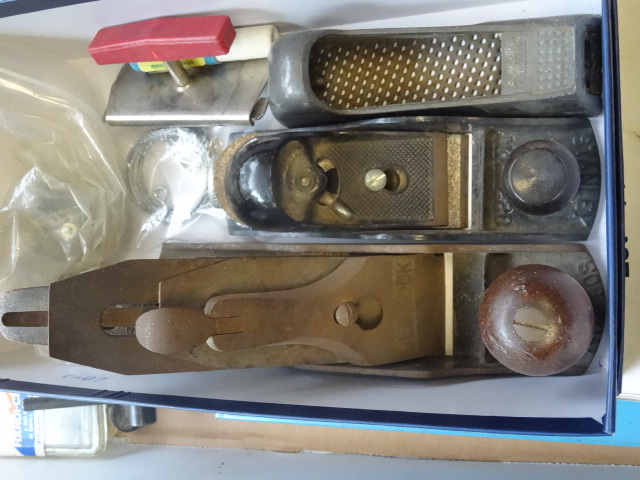 lot 80 image: 2 hand planers and misc...