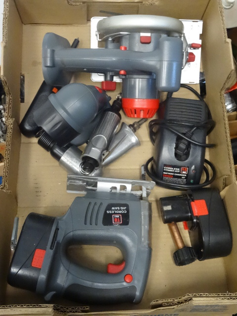 lot 82 image: 18 volt cordless combo kit. Air chi...