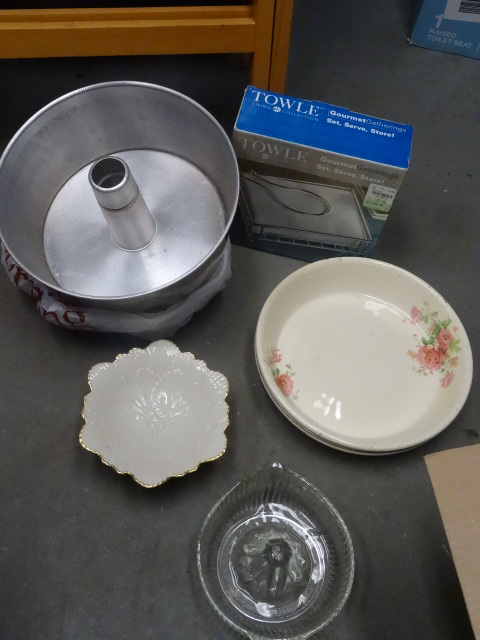 lot 105 image: Bundt pan. Bak serv pie pans. Lenox...