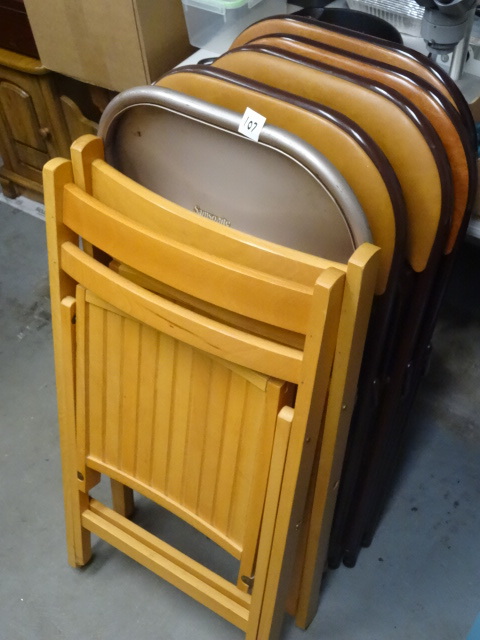 lot 107 image: 7 folding chairs...