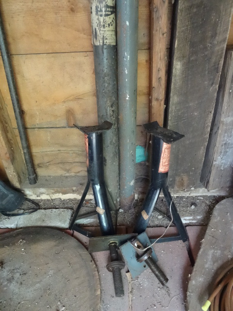 lot 124 image: Pair of jack stands. 2 metal post j...