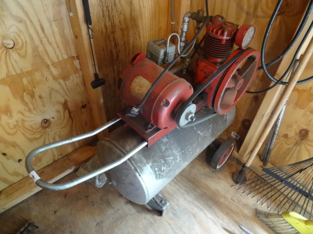lot 131 image: Single stage compressor on wheels. ...
