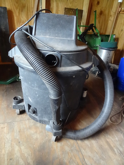 lot 147 image: Electric wet dry vac....
