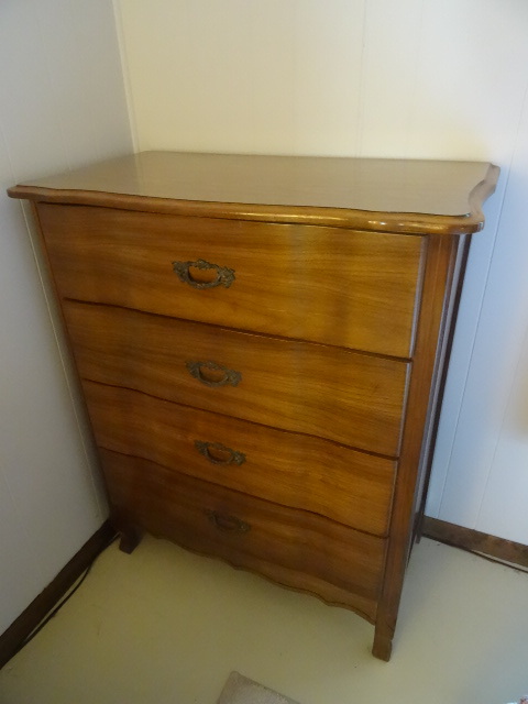 lot 170 image: Vintage 4 drawer dresser. Very nice...