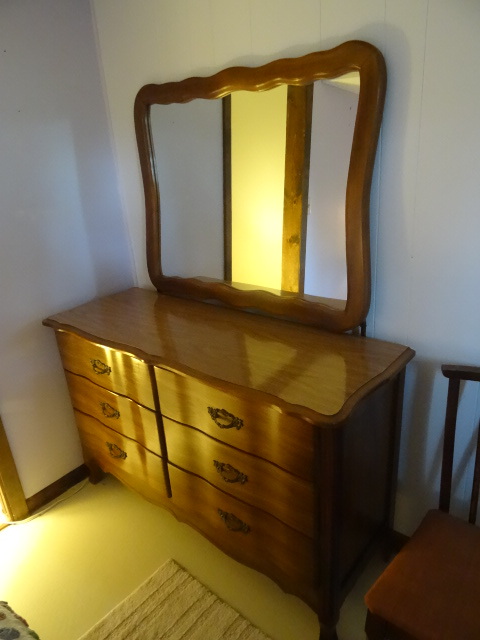 lot 172 image: 6 drawer wood vintage dresser. With...