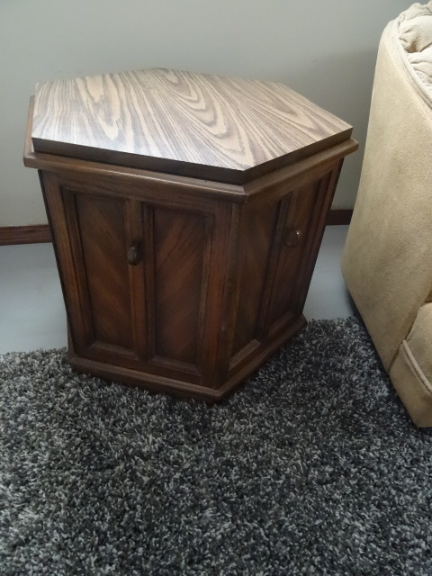 lot 176 image: Vintage wood end table. 2 doors. 21...