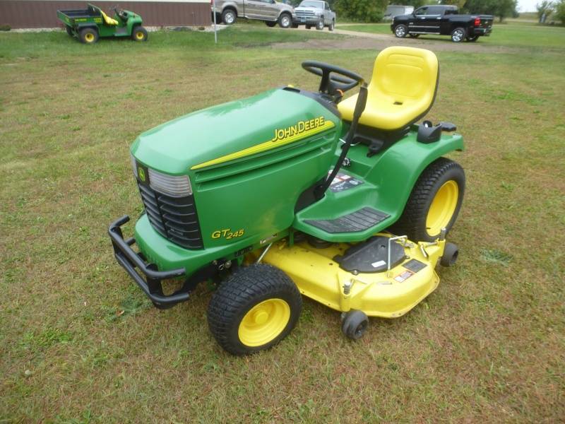 lot 2 image: John Deere GT245 Lawn Tractor