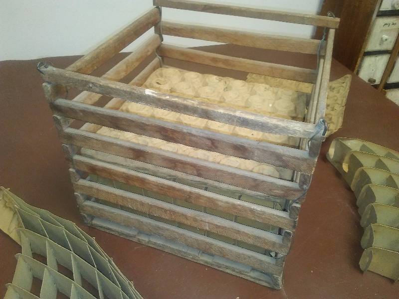 lot 8 image: Super Cool Vintage Wire and Wood Egg Crate
