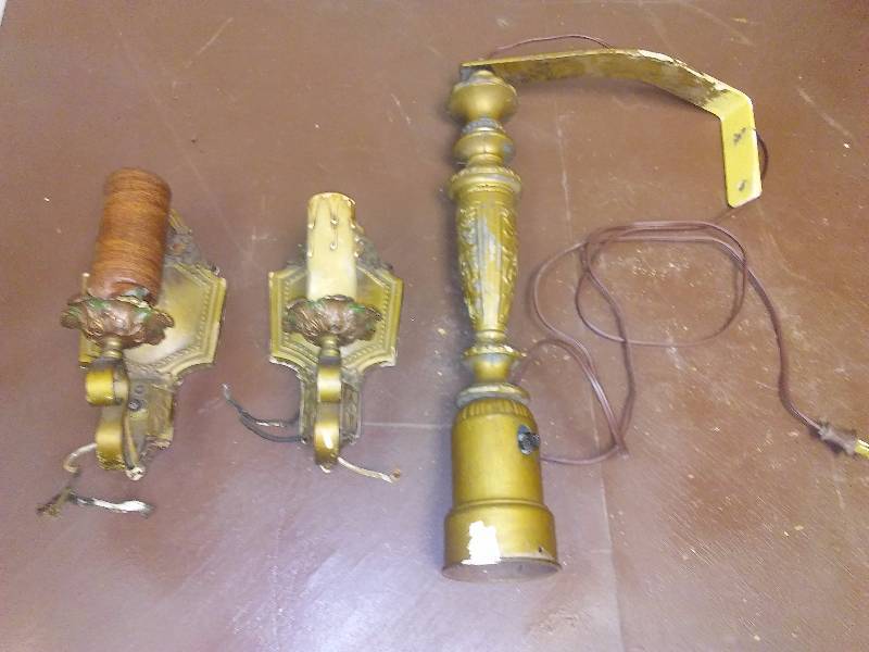 lot 24 image: Vintage Brass Wall Sconce Lights (2) and ceiling Mount