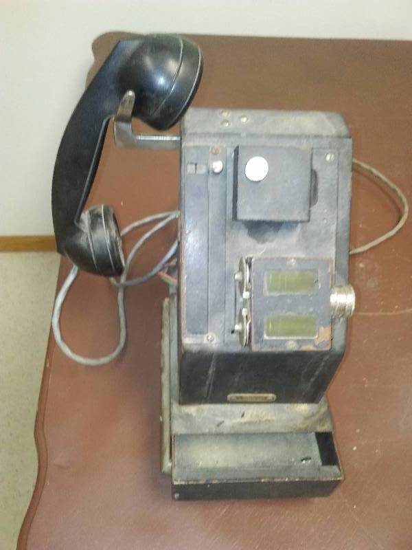 lot 29 image: Vintage National Credit Machine Phone