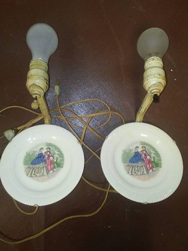 lot 30 image: Vintage Lighted plate holder (2), plates can be changed, working condition