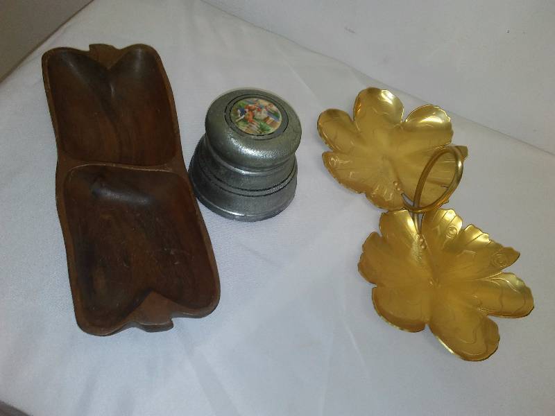 lot 57 image: Vintage Labrador Music Box, Monkey Pod Tray and Everlast Neocraft gold Candy Dish