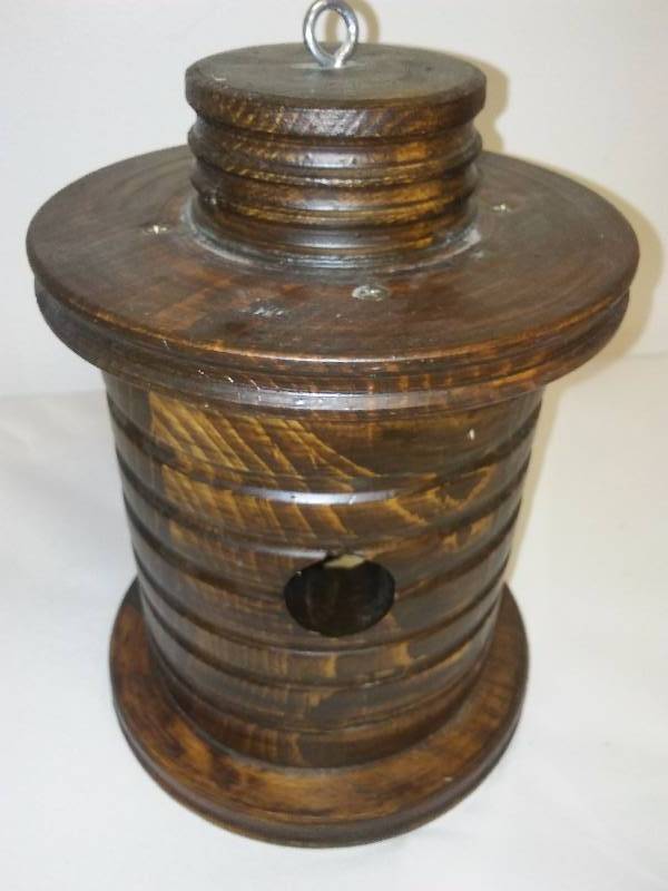 lot 60 image: Oak Bird House