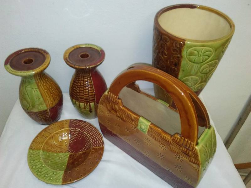lot 61 image: Lyon Home Gallery Fall Ceramic Dcor