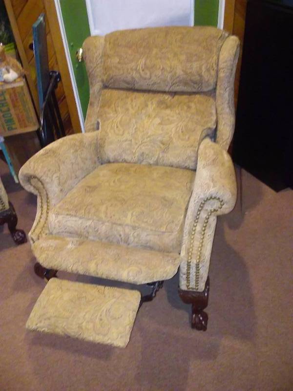 lot 77 image: Lazy Boy Recliner chairs (2) Paisley tan print,