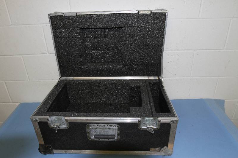 lot 71 image: Hard-Sided Rolling ATA ShippingTravelStorage Case with Telescoping Handle