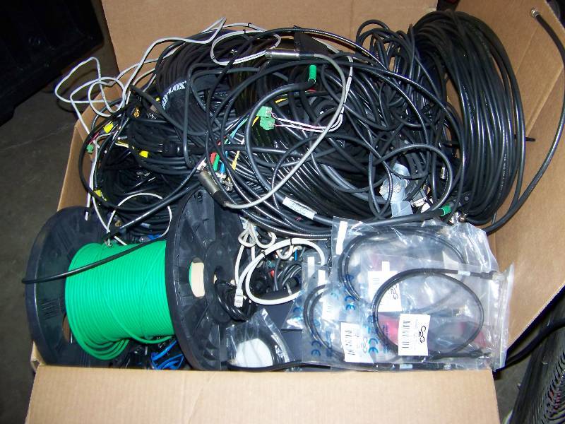 lot 92 image: Box of miscellaneous Cables