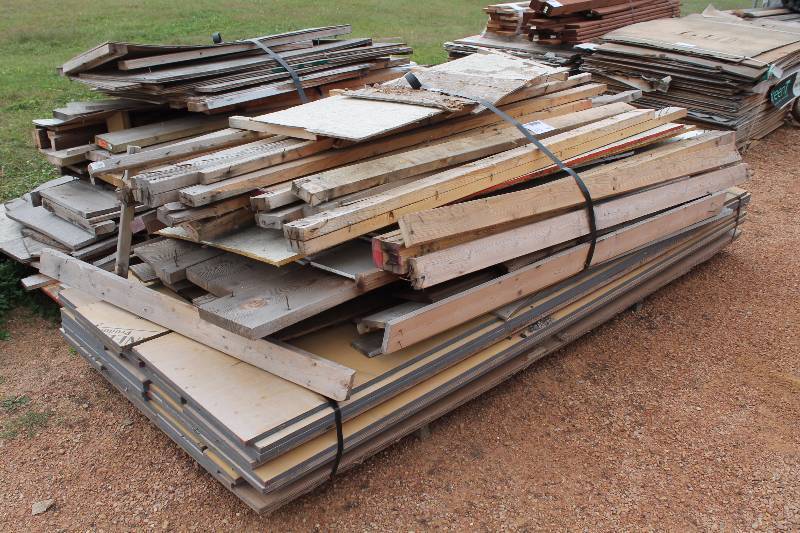 Pallet of Scrap Wood w Embedded Nails