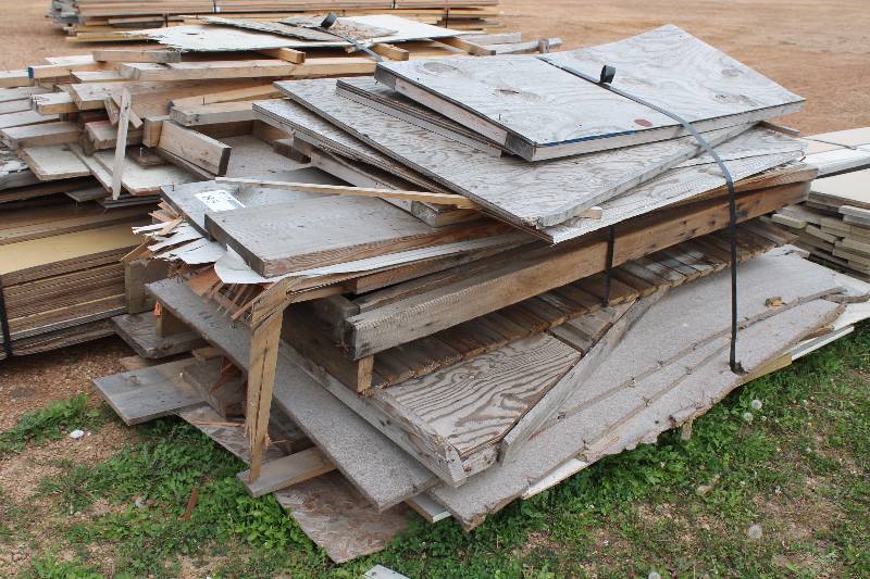 Pallet of Scrap Wood w Embedded Nails